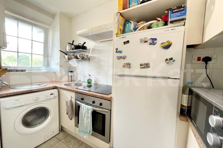 Superbly located to either London Bridge or Borough  Long Lane , Borough / London Bridge